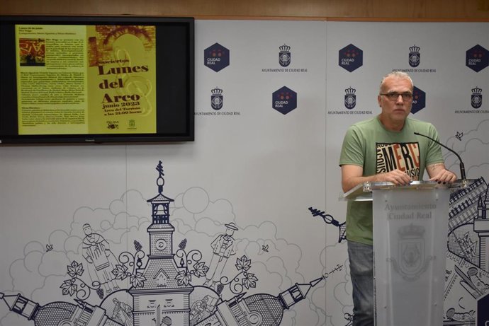 El concejal de Cultura en funciones en el Ayuntamiento de Ciudad Real, Nacho Sánchez, presenta la programación.