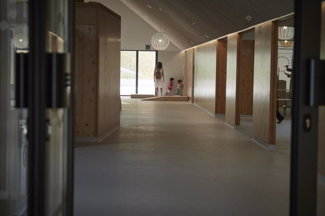 Archivo - Imagen de archivo de dos niños en las instalaciones de la nueva escuela infantil de Lezkairu.