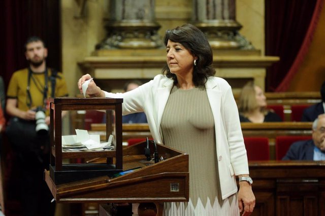 Anna Erra vota durante el pleno de investidura a la nueva Presidencia del Parlament.