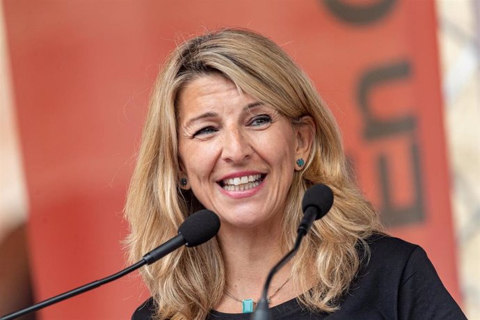 La vicepresidenta segunda, Yolanda Díaz, interviene durante un mitin, en plaza Major Nou Barris, a 13 de mayo de 2023, en Barcelona, Cataluña (España). 