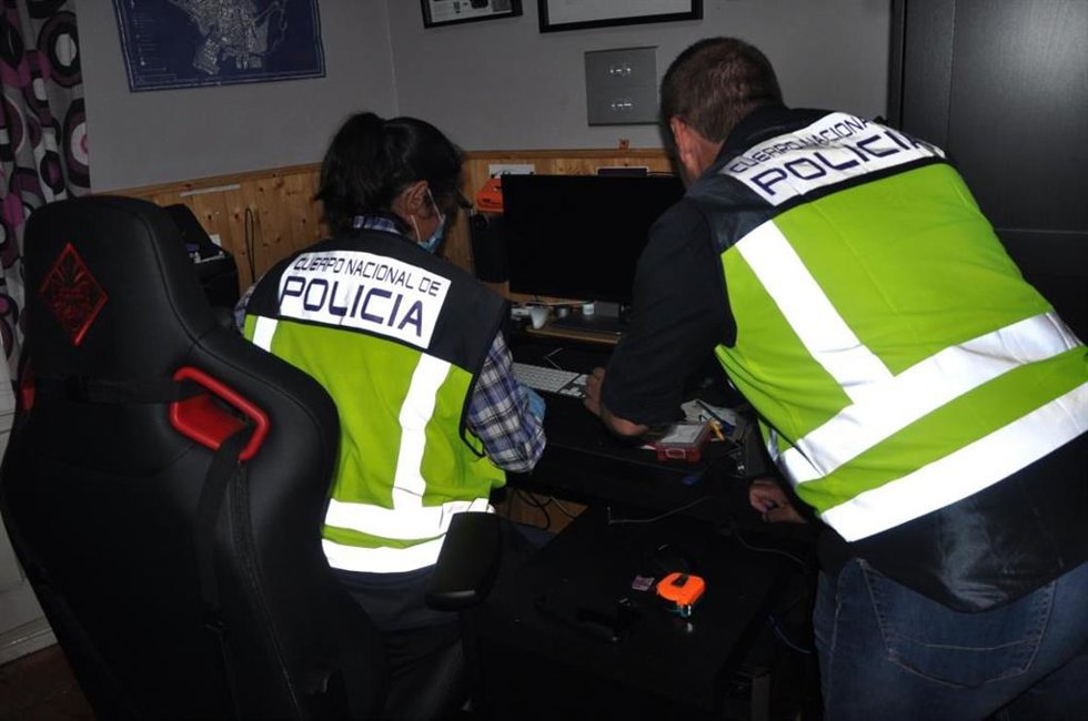 Agentes de la Policía Nacional durante el registro del domicilio en Astorga desde donde se realizaban las descargas de archivos de pornografía infantil.