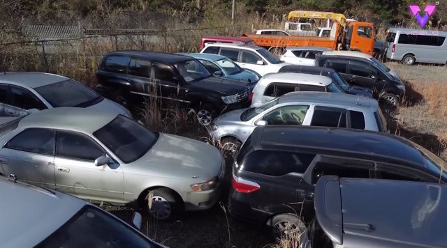Miles de coches de colección y deportivos abandonados en la zona de exclusión de Fukushima