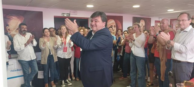 El candidato del PSOE a la Alcaldía de Huelva y actual alcalde en funciones, Gabriel Cruz, en su llegada a la sede del partido el día de las elecciones municipales.