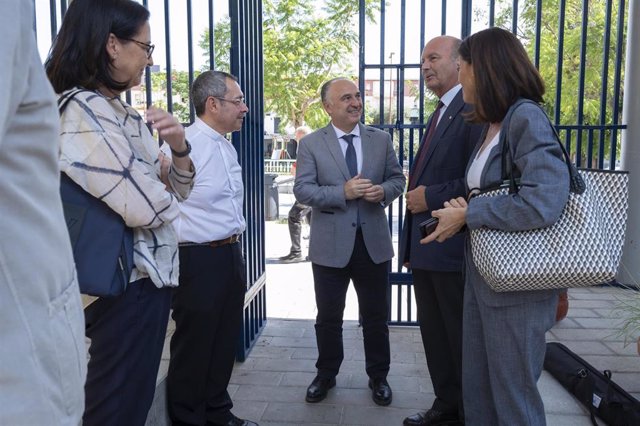El párroco de Nuestra Señora de la Candelaria, Manuel Sánchez; el Hermano Mayor de la Hermandad del Gran Poder, Ignacio Soro; y el director territorial de CaixaBank en Andalucía, Juan Ignacio Zafra, han visitado el nuevo acceso a la parroquia.