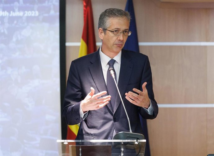 El Gobernador del Banco de España, Pablo Hernández de Cos, interviene durante el seminario de alto nivel Reglamento y Directiva de Requisitos de Capitales (CRR/CRD), en la sede de la Oficina del Parlamento Europeo en España, a 9 de junio de 2023, en M