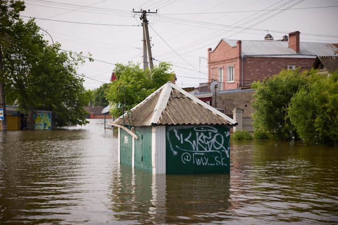 HANDOUT - 08 June 2023, Ukraine, Kherson: A flooded street is seen during the visit of Ukrainian President Volodymyr Zelensky to the Kherson region to observe the ongoing evacuations after the destruction of the Kakhovka dam. Photo: -/Ukranian Presidenc
