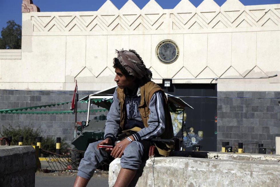 Archivo - Un huthi en Saná, la capital de Yemen