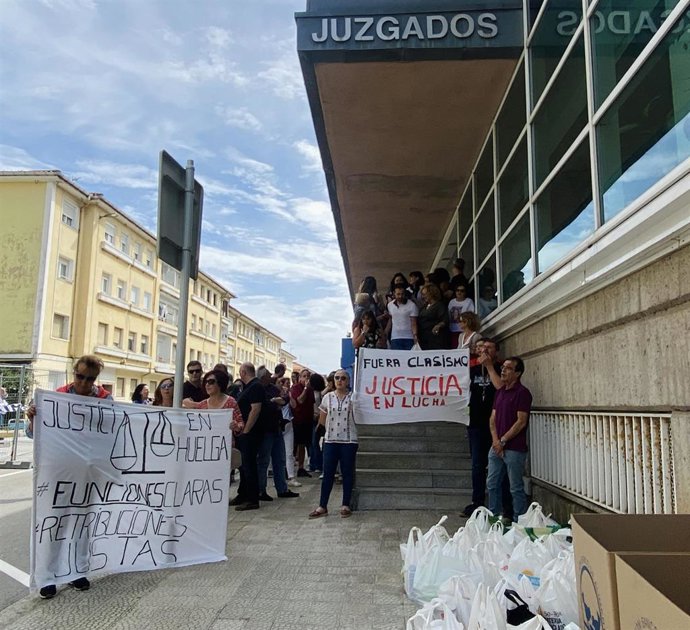 La plantilla de Justicia realiza una concentración y recogida de alimentos en una nueva jornada de huelga indefinida