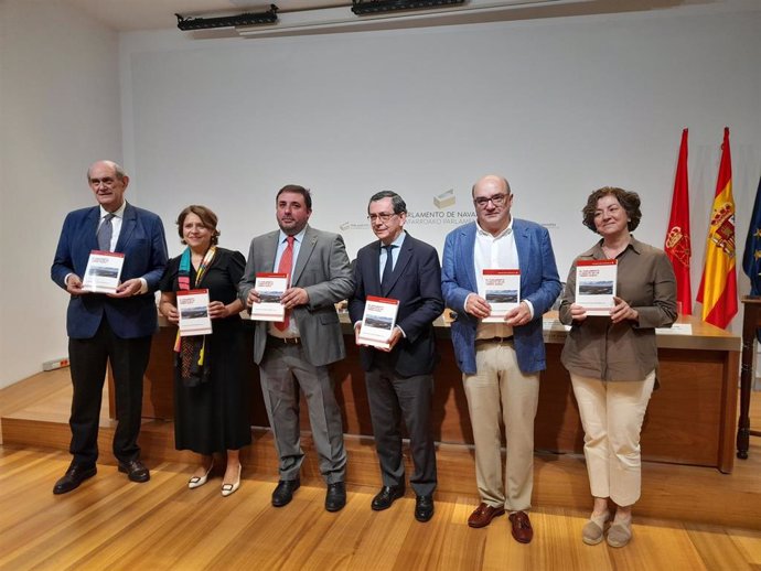 El presidente del Parlamento, Unai Hualde, junto al resto de participantes en la presentación