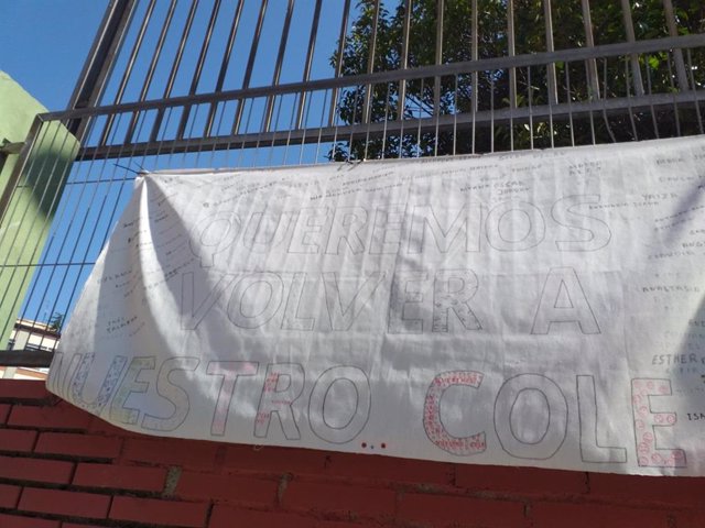 Pancarta en el colegio público Rey Pelayo (Gijón) pidiendo la vuelta al centro educativo