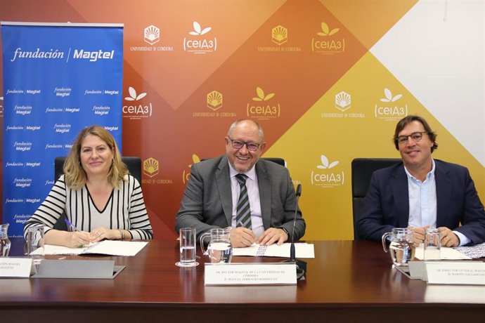 Manuel Torralbo (centro), entre Auxiliadora López y Martín Salgado, durante la firma del convenio.