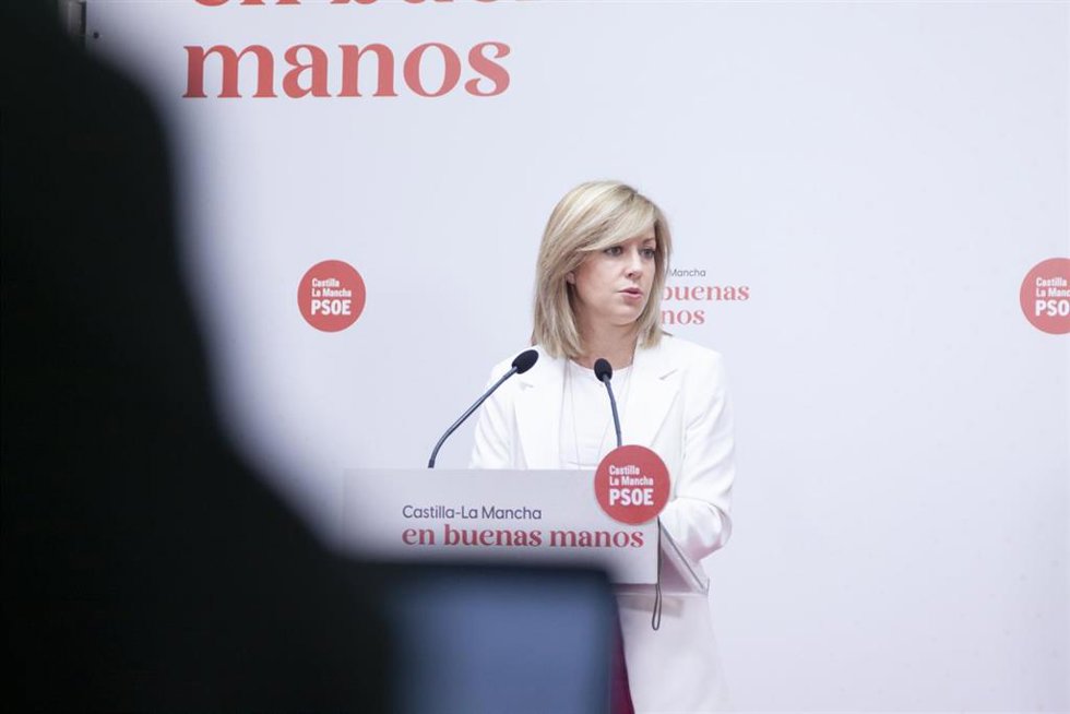 La portavoz del Grupo Socialista en las Cortes de Castilla-La Mancha, Ana Isabel Abengózar, en rueda de prensa.