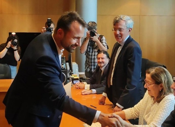 Álvaro Queipo recogiendo su credencial de diputado