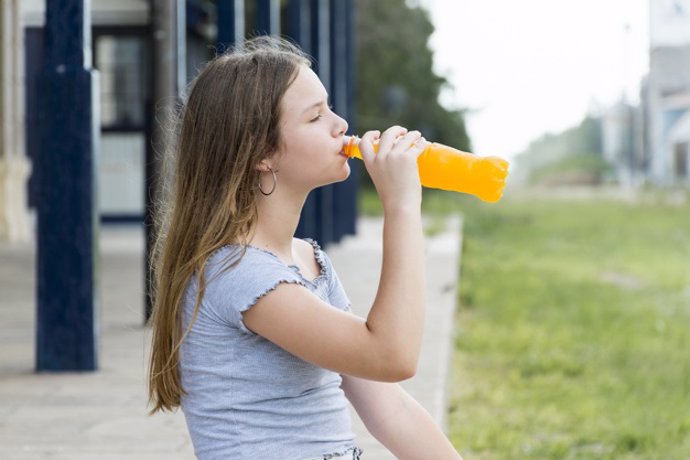 Archivo - Adolescente bebiendo bebida energética, refresco