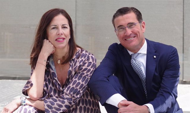 La nueva vicedecana del Colegio de Procuradores de Barcelona, Margarita Ribas, y el nuevo decano, Javier Segura.