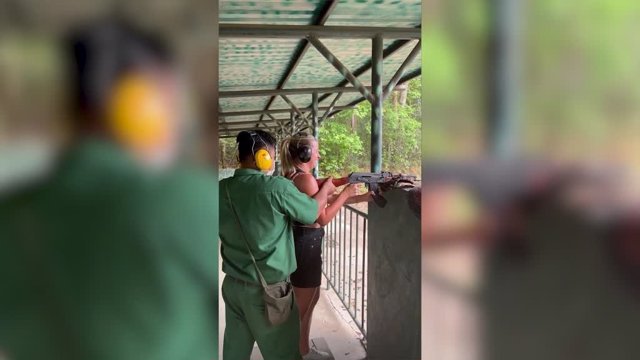Esta mujer recibe una descarga cuando al instructor se le cae la pistola en el campo de tiro
