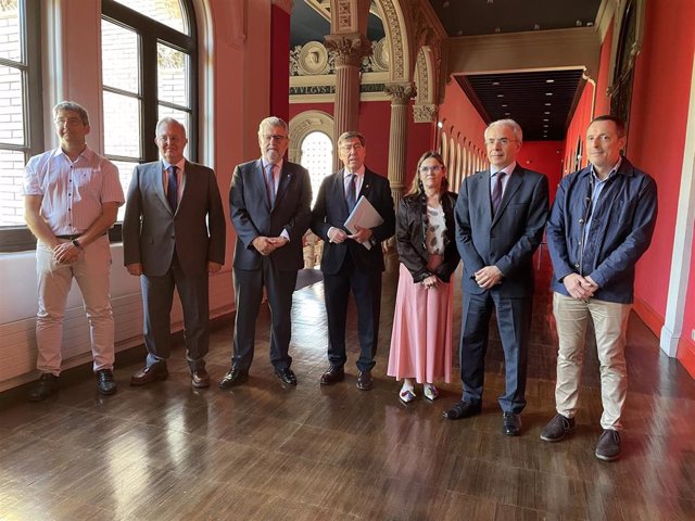 El consejero de Industria y vicepresidente del Gobierno de Aragón, Arturo Aliaga, ha firmado el convenio con el rector de la Universidad de Zaragoza, José Antonio Mayoral.