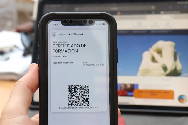 Código QR en el móvil para acceder y poder mostrar los títulos y certificados de la Universidad de Alicante (UA).