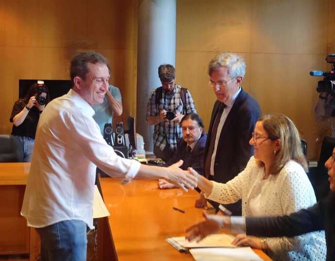 Ovidio Zapico, recogiendo su acta de diputado