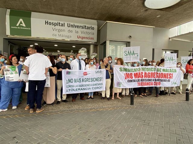 Concentración de médicos en la puerta del Área de Urgencias del Hospital Clínico de Málaga.