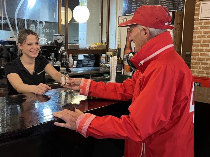 Cruz Roja sensibiliza sobre el valor de la diversidad con la entrega de monodosis de aceite en los establecimientos hosteleros de la provincia.