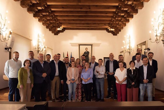 Foto de familia de la corporación de la Diputación de Cáceres al finalizar la legislatura 2019/2023