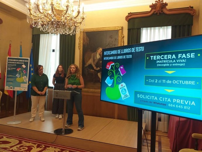 La concejala de Educación en funciones del Ayuntamiento de Gijón, Natalia González, durante la presentación del Programa de Intercambio de Libros de Texto, junto a dos de sus responsables, Yurena Sabio y Paloma Navarro