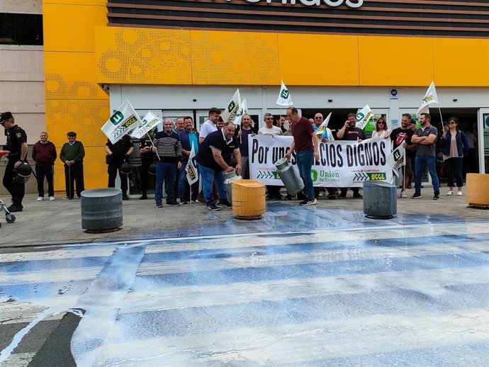 Ganaderos reparten leche gratis y protestan por los precios bajos de algunas marcas en el Carrefour de Salamanca