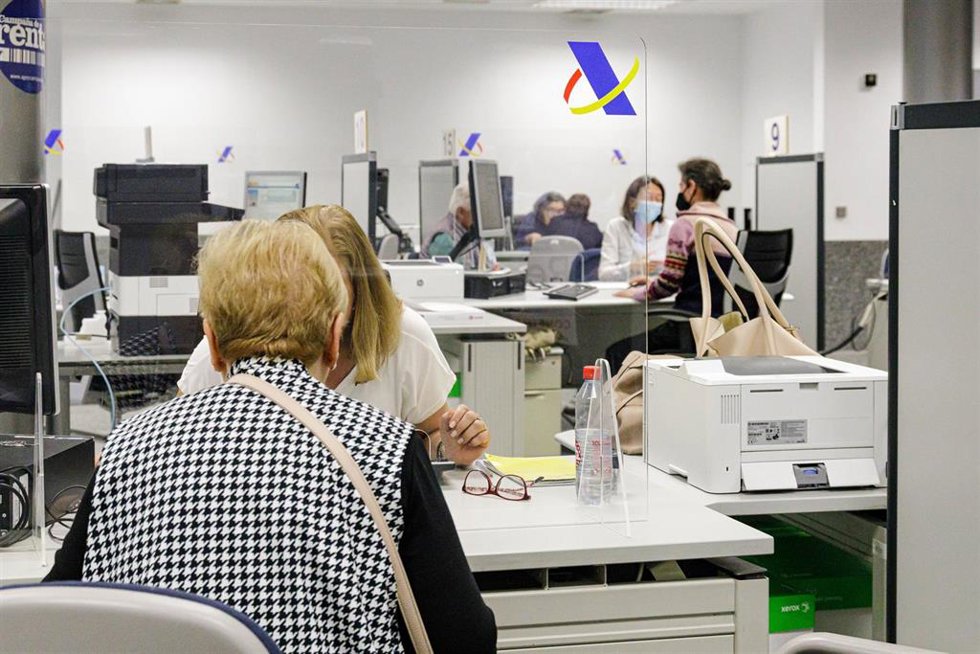Varias personas son atendidas en la Agencia Tributaria.