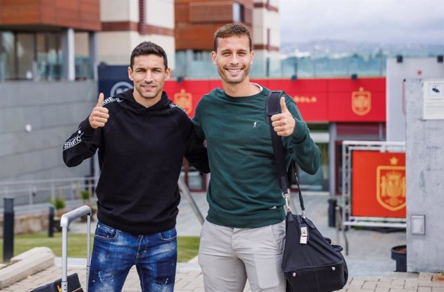 Jesús Navas junto a Sergio Canales tras llegar a la concentración de la selección española