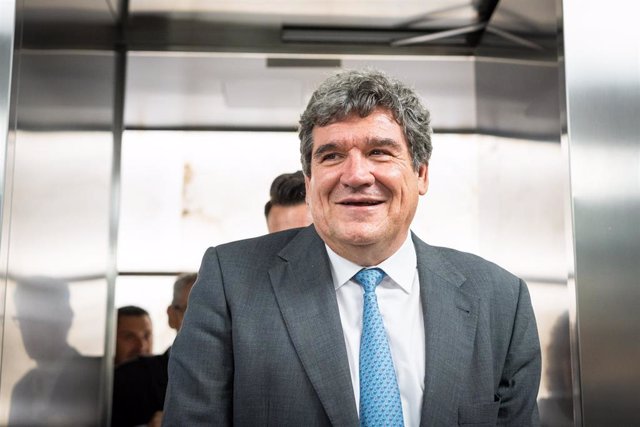 El ministro de Inclusión, Seguridad Social y Migraciones, José Luis Escrivá, a su llegada a la presentación del plan de pensiones de empleo simplificado para autónomos de UPTA y Banco Sabadell, en el Auditorio del Banco Sabadell, a 5 de junio de 2023, en 