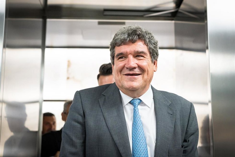 El ministro de Inclusión, Seguridad Social y Migraciones, José Luis Escrivá, a su llegada a la presentación del plan de pensiones de empleo simplificado para autónomos de UPTA y Banco Sabadell, en el Auditorio del Banco Sabadell, a 5 de junio de 2023, e