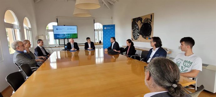 Imagen de la firma de la renovación de la Cátedra de innovación y sostenibilidad energética Endesa Red 2023-2025