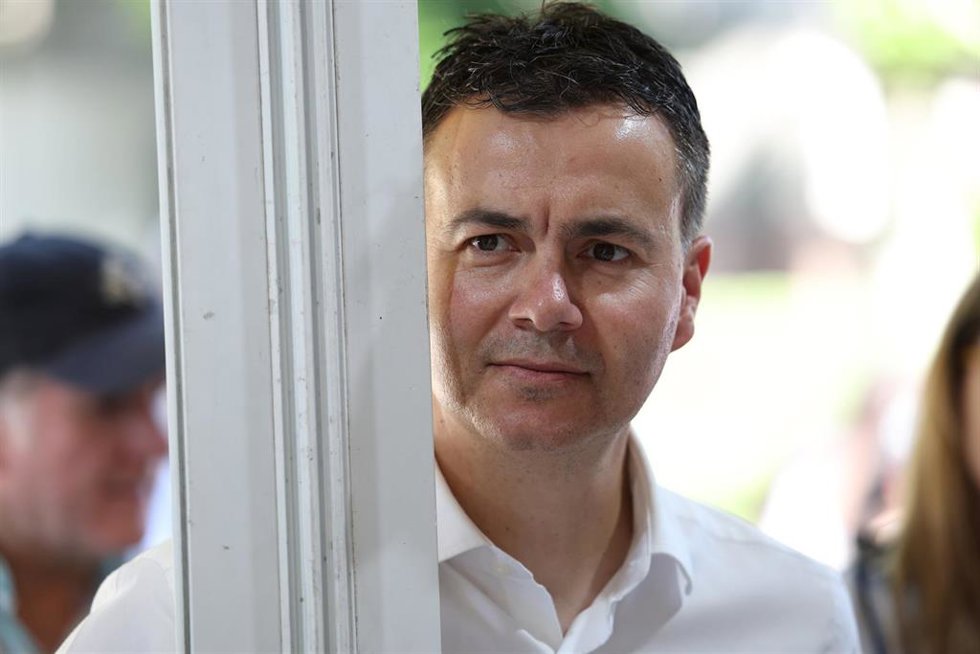El ministro de Industria, Comercio y Turismo, Héctor Gómez, visita una caseta en la Feria del Libro, en el Parque de El Retiro, a 6 de junio de 2023, en Madrid (España).