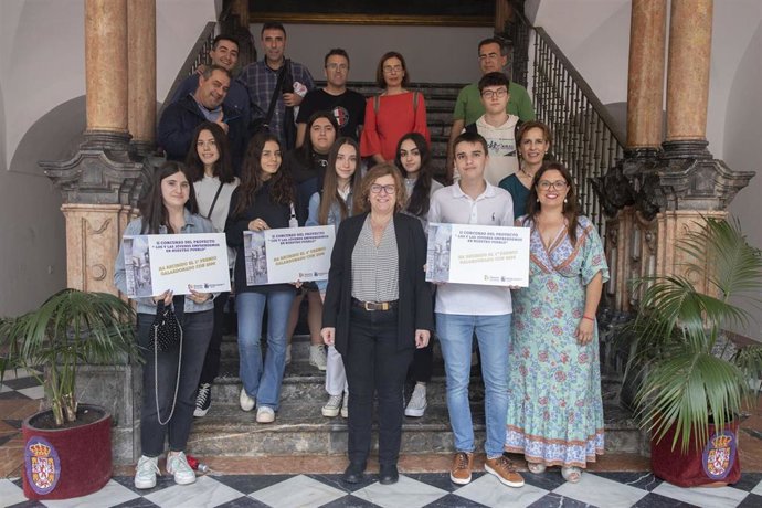 Alba Doblas (centro) y Carmen Quintero (dcha.) con los jóvenes ganadores.