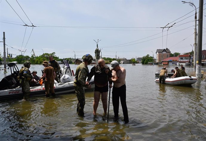 Evacuación de civiles en Jersón por la inundaciones derivadas de la destrucción de la presa de Nueva Kajovka
