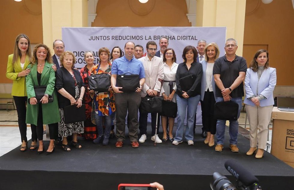 Imagen de la entrega de dispositivos tras la firma de adhesión de Cepsa en Huelva.