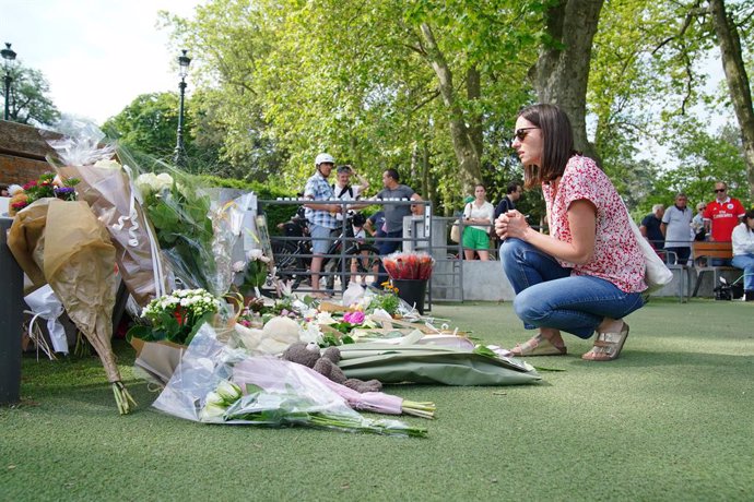 09 June 2023, France, Annecy: People place flowers near the scene at a lakeside park following a Knife attack in Annecy. Seven people, including six children, have been injured in a mass stabbing in the town of Annecy in the French Alps. Photo: Peter By