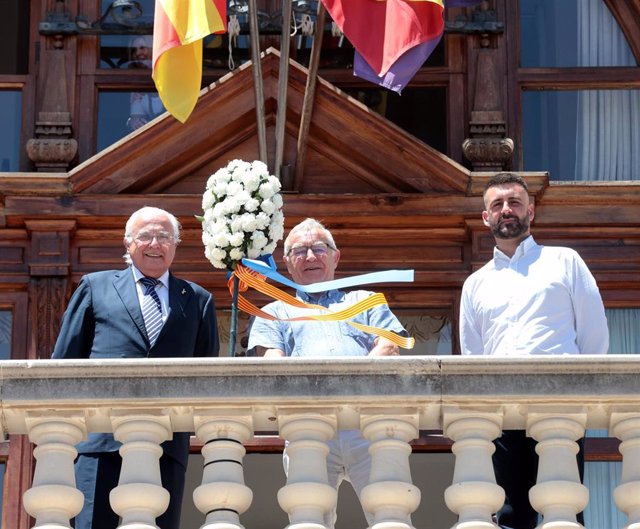 Archivo - L'alcalde de València en funcions, Joan Ribó, acompanyat del regidor de Cultura Festiva en funcions, Pere Fuset, rep el pomell de flors amb motiu de la festivitat del Corpus Christi.