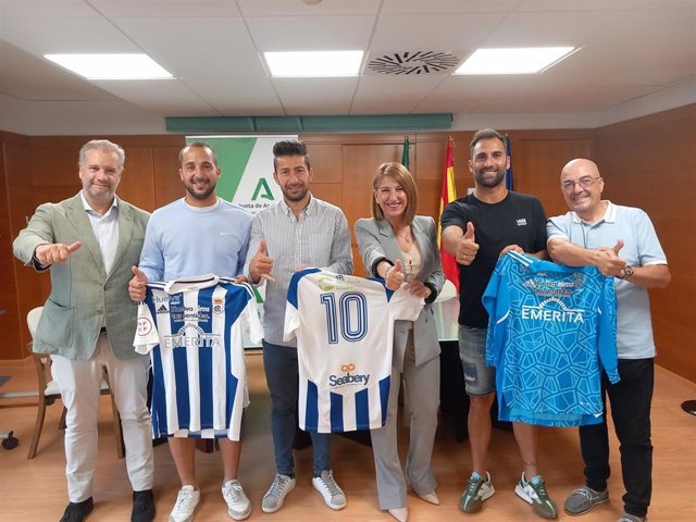 La delegada de Turismo, Cultura y Deporte de la Junta en Huelva, Teresa Herrera, ha recibido este viernes al equipo masculino del Recreativo de Huelva Fútbol-Playa.