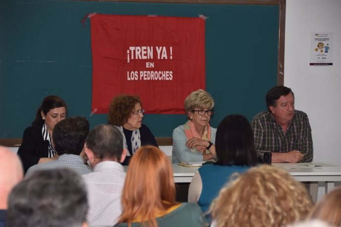 Un momento de la asamblea de la plataforma 'Qué pare el tren en Los Pedroches' reunida en Villanueva de Córdoba.