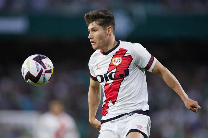 El lateral español Fran García, con el Rayo Vallecano.