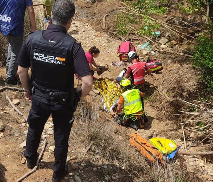 Nota De Prensa Y Fotografía:" Un Policía Nacional Franco De Servicio Localiza A Una Mujer Que Llevaba Más De 12 Horas Desaparecida"