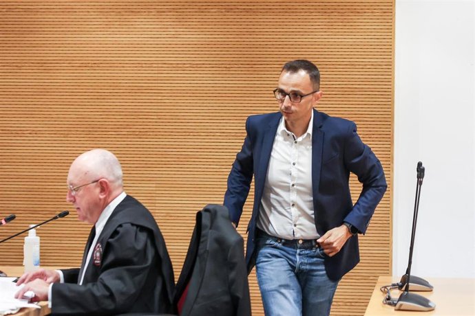 El asesino confeso de la joven paraguaya residente en Lanzarote Romina Celeste Núñez, Raúl Díaz Chacón (d), en la Ciudad de la Justicia ante la Sección Segunda de la Audiencia Provincial de Las Palmas, a 2 de junio de 2023, en Las Palmas de Gran Canaria