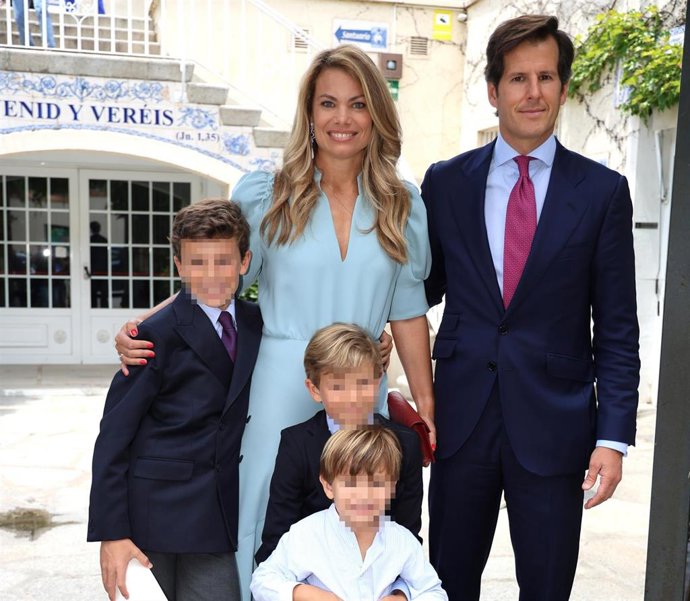 Carla Goyanes y Jorge Benguría posan junto a sus hijos Carlos, Santiago y Beltrán