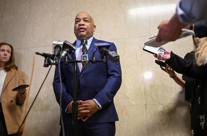 Archivo - May 2, 2023, Albany, New York, USA: New York Assembly Speaker CARL HEASTIE, D-Bronx, talks with reporters about the sate budget at the state Capitol in Albany, New York.