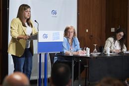 La presidenta del Partido Popular de Cantabria, María José Sáenz de Buruaga (i), y la secretaria general, María José González Revuelta (c), durante la reunión de la Junta Directiva Regional del PP.