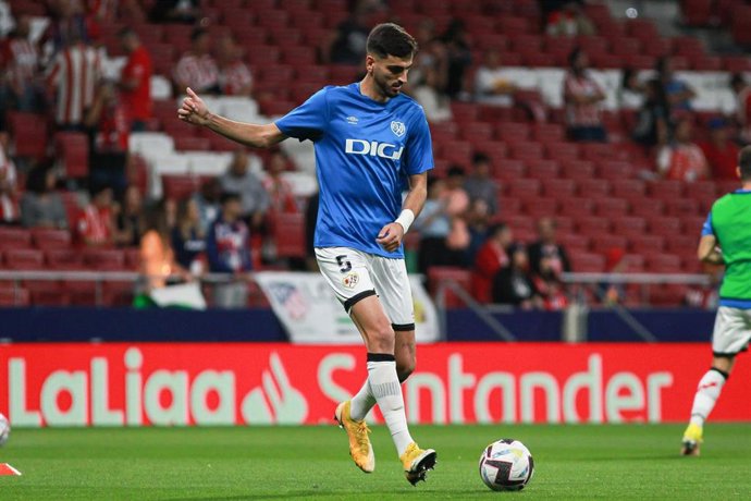 Archivo - Alejandro Catena of Rayo Vallecano warms up during the spanish league, La Liga Santander, football match played between Atletico de Madrid and Rayo Vallecano at Civitas Metropolitano stadium on October 18, 2022, in Madrid, Spain.