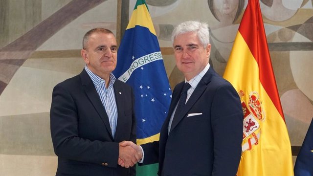 El presidente del Consejo Superior de Deportes (CSD), José Manuel Franco, y el Embajador de Brasil en España y Andorra, Orlando Leite Ribeiro, en la sede del Consejo en Madrid.