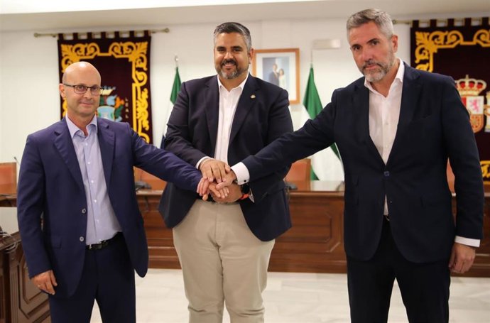 Los cabeza de lista a las elecciones municipales por Mijas, Josele González (PSOE), José Carlos Martín (CS), y Juan Carlos Maldonado (Por Mi Pueblo),informan de un acuerdo de gobernabilidad
